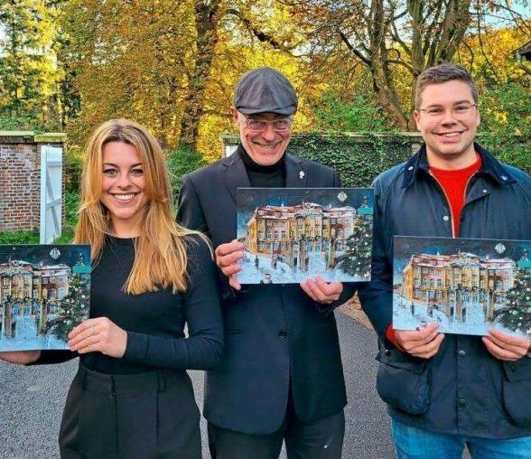 Alina-Sophie Katzele, Vorstandsvorsitzende des Fördervereins Leo-Club Münster, der Maler und Grafiker Klaus Möllers (M.), der den diesjährigen Erbdrostenhoftitel gestaltet hat, und Club-Präsident Sönke Griepenburg präsentieren den neuen Adventskalender.